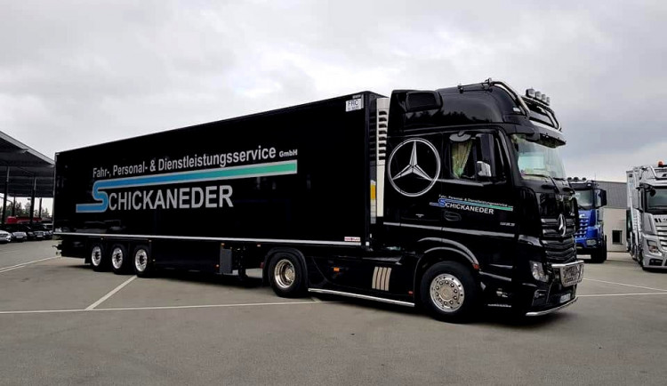 Firma Schickaneder hledá nové řidiče. Nabízí volné víkendy a německou pracovní smlouvu