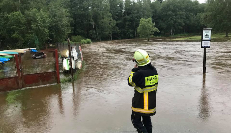 Vltava se na Prachaticku vylila z břehů. Hasiči museli evakuovat vodácký kemp