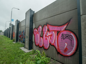 Ještě než stavbaři předali novou protihlukovou stěnu u výpadovky na Písek, která od frekventované čtyřproudové silnice odděluje sídliště Vltava v Budějcích, stačili ji "vyparádit" sprejeři.