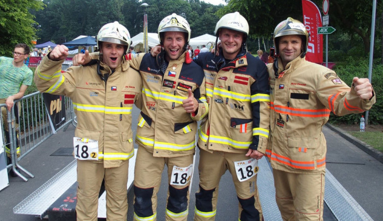 Michal Brousil (třetí zleva) si v Německu vedl znamenitě. Vybojoval titul evropského šampiona v TFA a společně s kolegy Petrem Molešem, Michalem Přecechtělem a Janem Haderkou navíc bral stříbrnou medaili ve štafetovém závodě družstev.