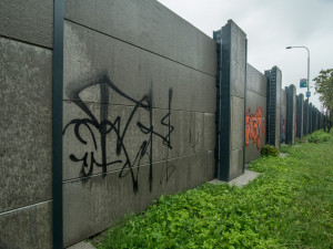 Ještě než stavbaři předali novou protihlukovou stěnu u výpadovky na Písek, která od frekventované čtyřproudové silnice odděluje sídliště Vltava v Budějcích, stačili ji "vyparádit" sprejeři.