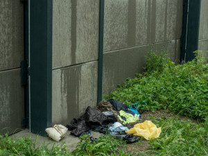 Ještě než stavbaři předali novou protihlukovou stěnu u výpadovky na Písek, která od frekventované čtyřproudové silnice odděluje sídliště Vltava v Budějcích, stačili ji "vyparádit" sprejeři. Je tam i nepořádek.