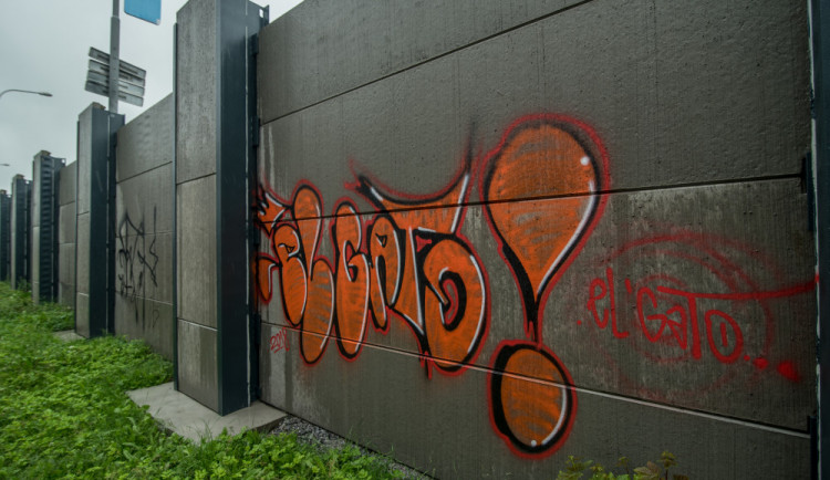 Ještě než stavbaři předali novou protihlukovou stěnu u výpadovky na Písek, která od frekventované čtyřproudové silnice odděluje sídliště Vltava v Budějcích, stačili ji "vyparádit" sprejeři.