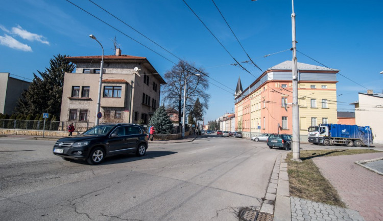 Budějcká křižovatka B. Němcové a L.B. Schneidera.