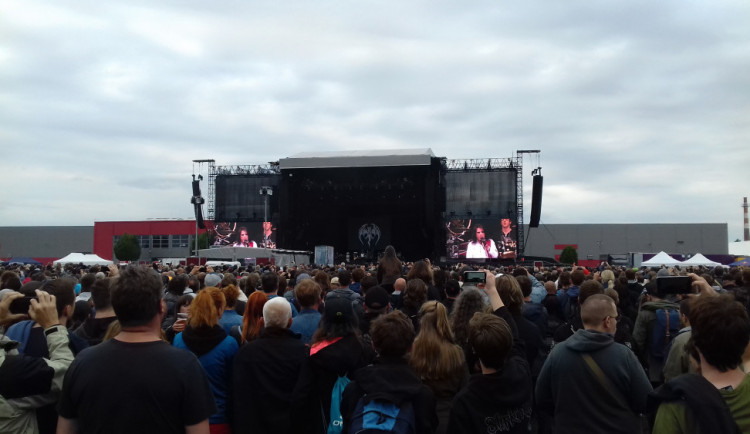 Ozzyho loučení? Metalová smršť ukazující důchoďáku prostředníček.