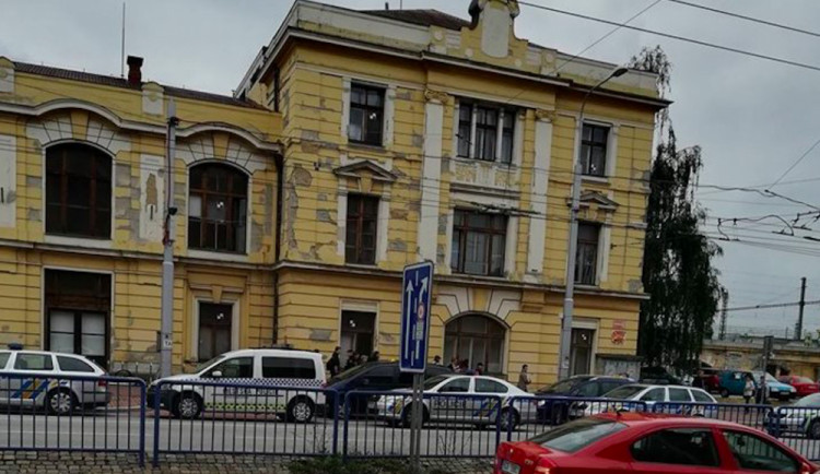 Na budějckém vlakovém nádraží zasahovala policie. Skupinka lidí tam bránila v odjezdu vlaku