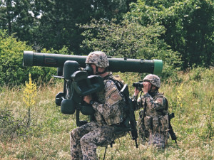 Cvičení se zúčastnili například i příslušníci lotyšských ozbrojených sil s protiletadlovými raketovými komplety RBS-70.