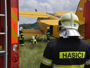 Jihočeští hasiči usedli do práškovacího letadla. Cvičili letecké hašení