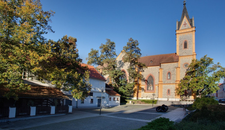 Náměstí v Hluboké nad Vltavou.