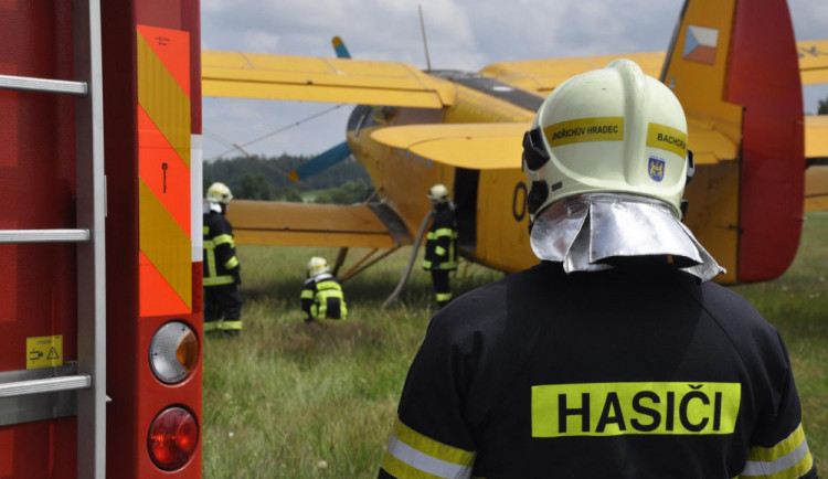 Jihočeští hasiči usedli do práškovacího letadla. Cvičili letecké hašení.