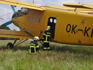 Jihočeští hasiči usedli do práškovacího letadla. Cvičili letecké hašení.
