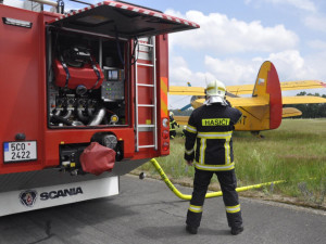 Jihočeští hasiči usedli do práškovacího letadla. Cvičili letecké hašení.