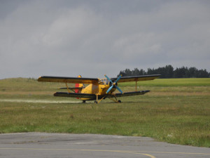 Jihočeští hasiči usedli do práškovacího letadla. Cvičili letecké hašení.