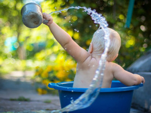 Česko čekají letní teploty, přeháňky a bouřky budou lokální