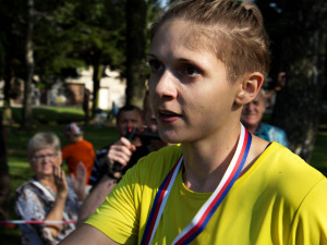Petra Šimáčková, vítězka na 10,5 kilometrů dlouhé trati v cíli závodu.
