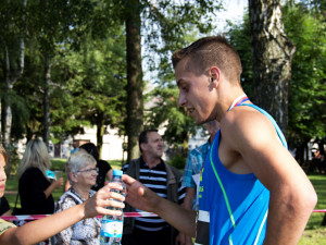 Filip Kašpar, vítěz na 10,5 kilometrů dlouhé trati v cíli závodu.