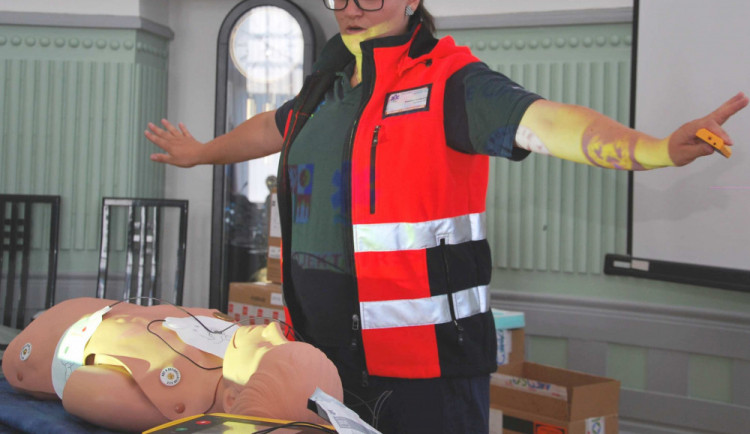 Externí defibrilátory budou zachraňovat lidské životy na dalších 15 místech Jihočeského kraje