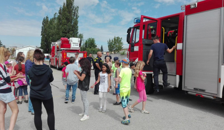 Děti ze základní školy v Jindřichově Hradci se od hasičů učily první pomoc