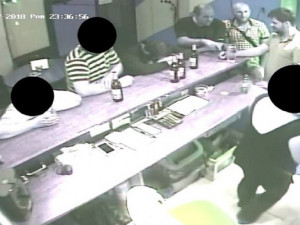 Českobudějovičtí policisté pátrají výtržníkovi z baru. Případ mohou objasnit muži na fotografii