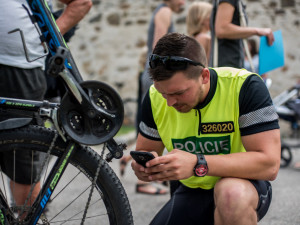 VIDEO: Jihočeští policisté si posvítili na cyklisty a v častějších kontrolách budou pokračovat