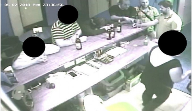 Českobudějovičtí policisté pátrají výtržníkovi z baru. Případ mohou objasnit muži na fotografii.