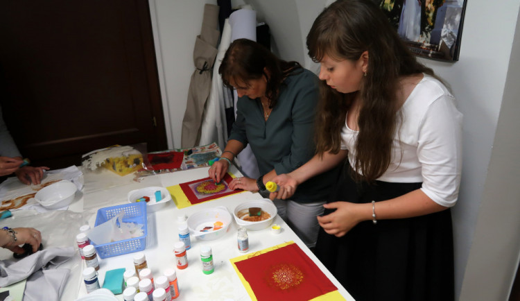 Ateliér Terezy Sabáčkové pomáhá dětem v Kambodži. Koupí jejich polštářku můžete přispět i vy.