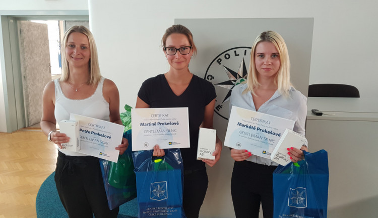 Sestry Petra, Martina a Markéta Prokešovy z Římova na Českobudějovicku byly oceněny titulem Gentleman silnic za záchranu životů při hromadné dopravní nehodě.