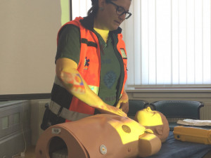 Kateřina Stoklasová z jihočeské záchranky představila na Bezpečnostní radě kraje použití defibrilátoru