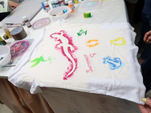 Ateliér Terezy Sabáčkové pomáhá dětem v Kambodži. Koupí jejich polštářku můžete přispět i vy.