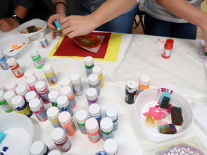 Ateliér Terezy Sabáčkové pomáhá dětem v Kambodži. Koupí jejich polštářku můžete přispět i vy.