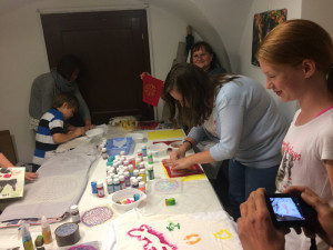 Ateliér Terezy Sabáčkové pomáhá dětem v Kambodži. Koupí jejich polštářku můžete při.spět i vy