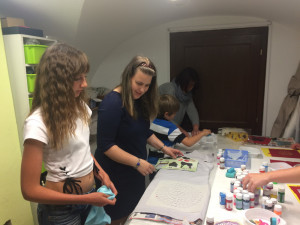 Ateliér Terezy Sabáčkové pomáhá dětem v Kambodži. Koupí jejich polštářku můžete přispět i vy.