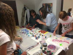 Ateliér Terezy Sabáčkové pomáhá dětem v Kambodži. Koupí jejich polštářku můžete přispět i vy.