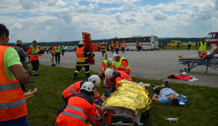 Hasiči, policisté a zdravotní záchranáři nacvičovali zásah u nehody autobusu.