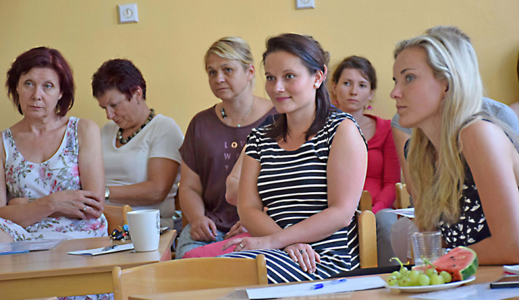 Na to, jak se postarat v běžné mateřské škole o takzvané dvouleťáčky, má pedagogy připravit  vzdělávací projekt Pedagogické fakulty Univerzity Palackého v Olomouci a Mateřské školy Větrná v Českých Budějovicích.