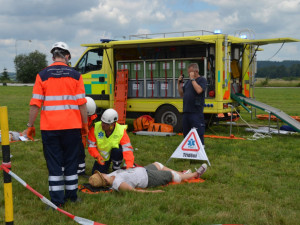 Hasiči, policisté a zdravotní záchranáři nacvičovali zásah u nehody autobusu.