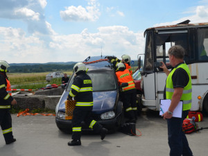 Hasiči, policisté a zdravotní záchranáři nacvičovali zásah u nehody autobusu.