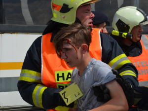 Hasiči, policisté a zdravotní záchranáři nacvičovali zásah u nehody autobusu.