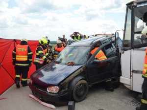Hasiči, policisté a zdravotní záchranáři nacvičovali zásah u nehody autobusu.