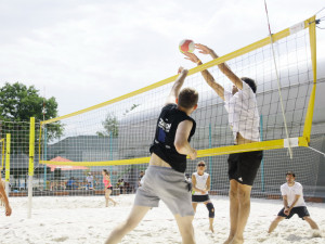 Benefice pro Bazalku v plážovém volejbale.