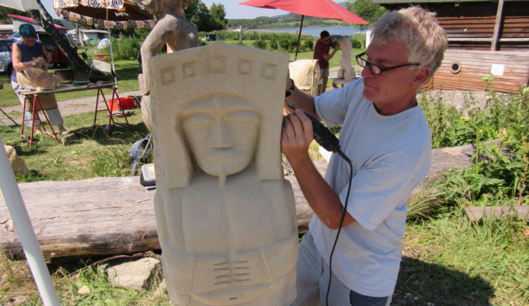 Osm originálních kamenných soch či skulptur bude tuto neděli 24. června zdobit pláž v kempu Jestřábí v Černé v Pošumaví, které leží u lipenského jezera.