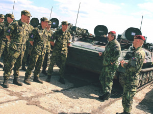 Generálporučík Aleš Opata pohovořil s účastníky bojových střeleb.