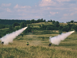 Ničení cíle salvou z protiletadlových raketových kompletů S-2M.
