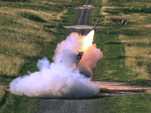 Výstřel rakety z protiletadlového raketového kompletu S-10M2D.