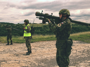 Vojáci během nácviku na bojové střelby z protiletadlových raketových kompletů S-2M.
