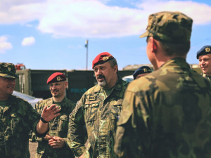 Vojáky při bojových střelbách navštívil náčelník Generálního štábu Armády ČR generálporučík Aleš Opata.