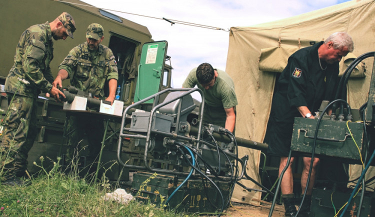 Kontrolu protiletadlových řízených střel provádějí vojáci ve spolupráci se zaměstnanci vojenského zařízení z Nového Plesu.