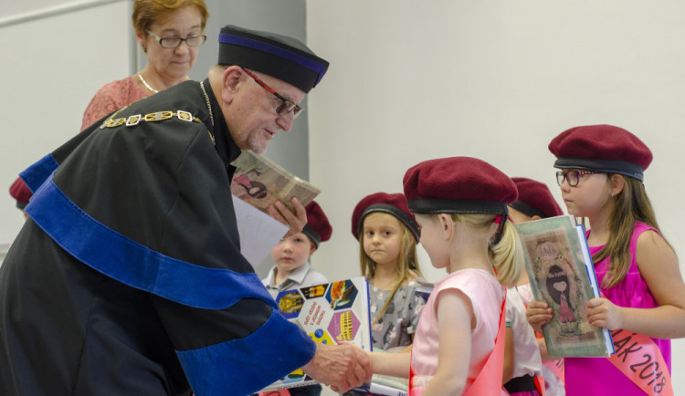 Mateřskou školu VŠTE opustilo prvních deset absolventů.