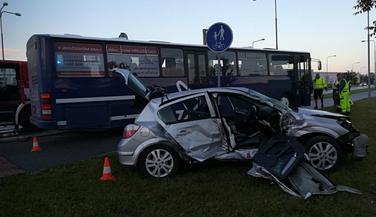 Po srážce auta s autobusem museli českobudějovičtí hasiči vyprošťovat tři zraněné