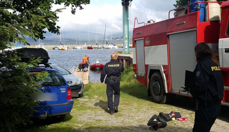 Vítr převrátil na Lipně plachetnici a rybářskou loď. Posádku obou lodí z vody vytáhli záchranáři